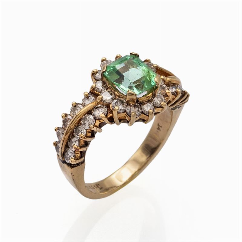 Anello in Oro Giallo 14kt con Smeraldo e Diamanti