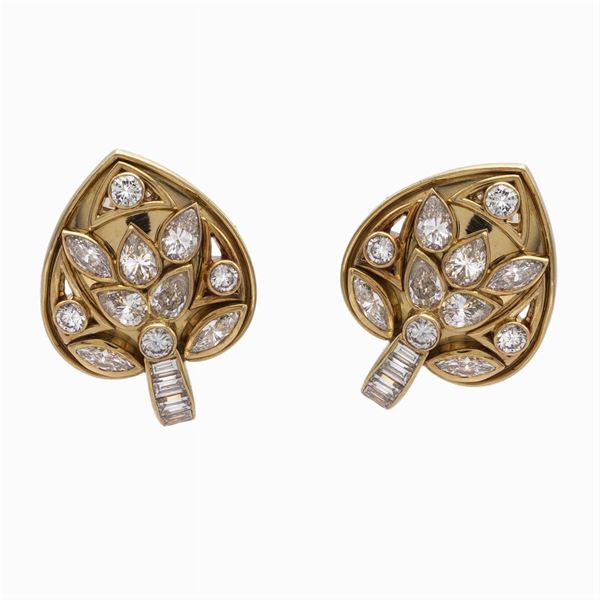 Orecchini a motivo floreale in oro giallo 18kt e diamanti  (anni 70/80)  - Asta GIOIELLI  OROLOGI  FASHION VINTAGE - Colasanti Casa d'Aste