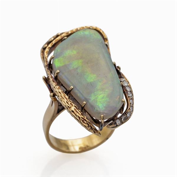 Anello in oro giallo 18kt e opale arlecchino