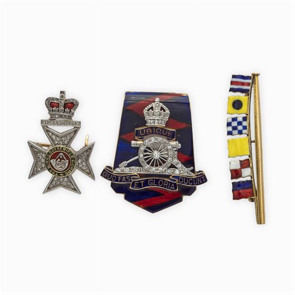 Tre spillette Regimental in oro giallo 9kt e platino