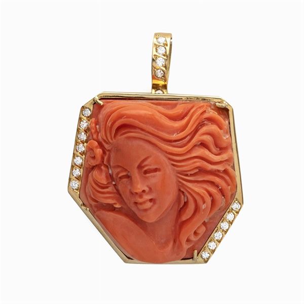 Pendente e spilla in oro giallo 18kt con corallo