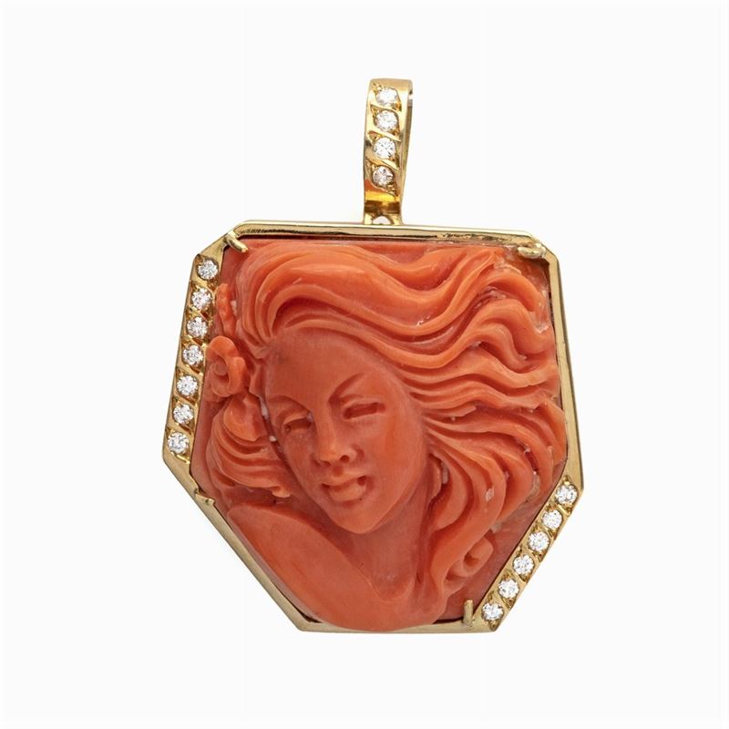 Pendente e Spilla in Oro Giallo 18kt con Corallo