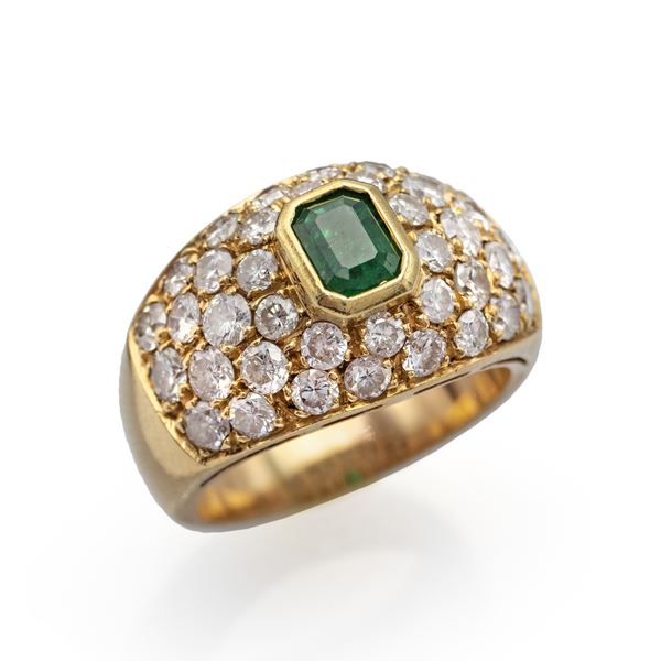 18kt yellow gold, emerald and diamonds ring