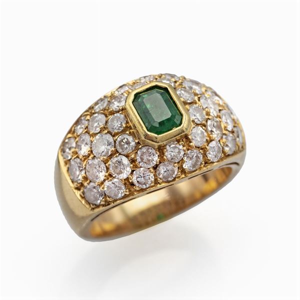Anello in oro giallo 18kt con smeraldo e diamanti