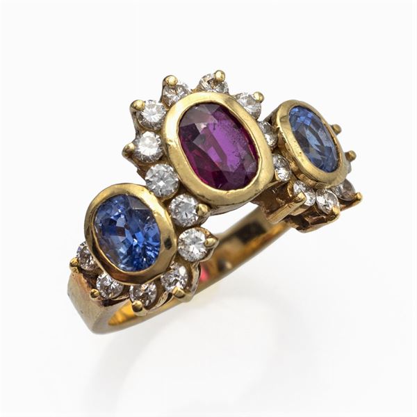 Anello in oro giallo 18kt rubino, zaffiri e diamanti