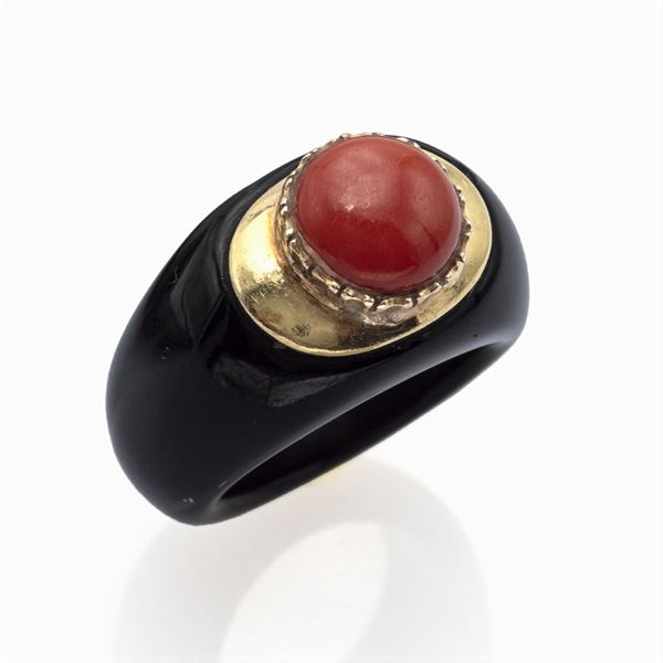 Anello in onice nero e corallo rosso