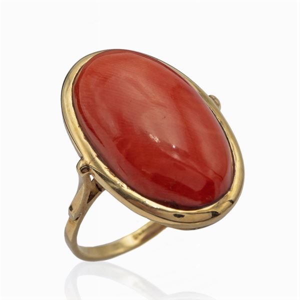 Anello in oro giallo 18kt e corallo