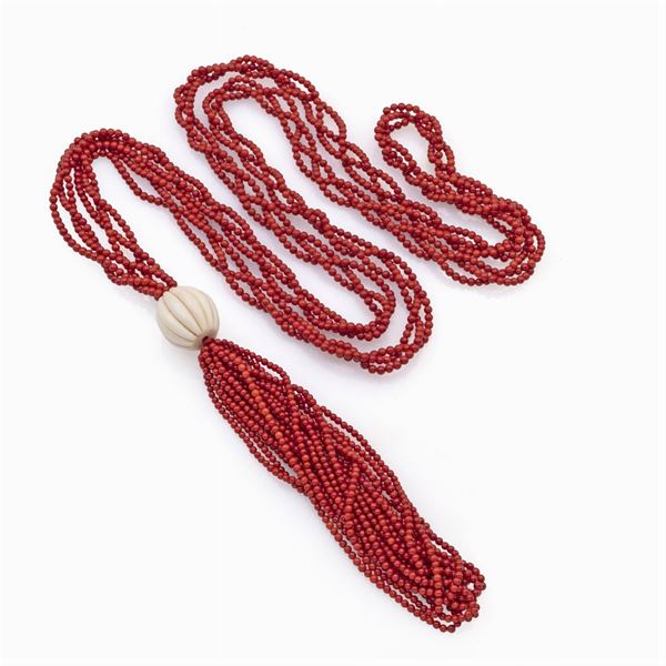 Lunga collana in corallo rosso