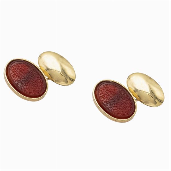 Gemelli ovali in oro giallo 18kt e corniola incisa