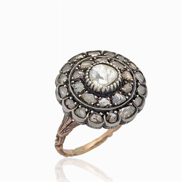 Antico anello in oro e argento con rose coroné