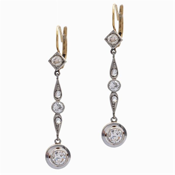 Orecchini pendenti in oro e argento con diamanti