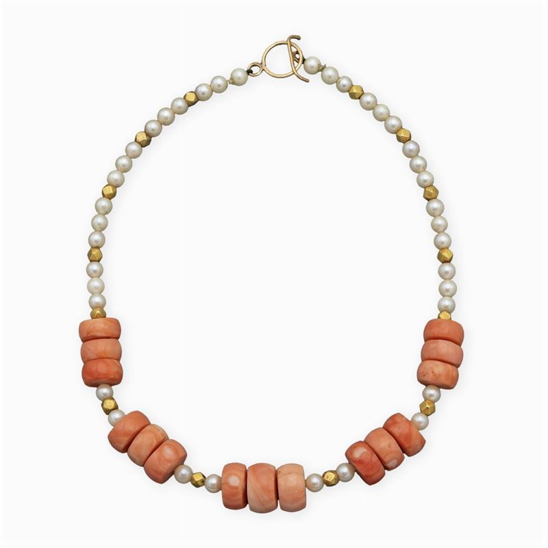 Collana Ad un Filo di Perle Coltivate Alternate da Corallo e Pepite