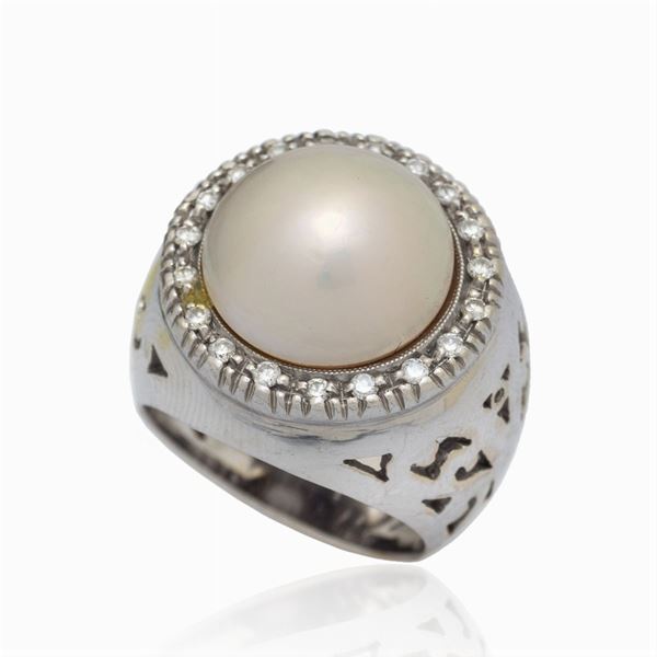 18kt white gold ring with mabe pearl and diamonds
