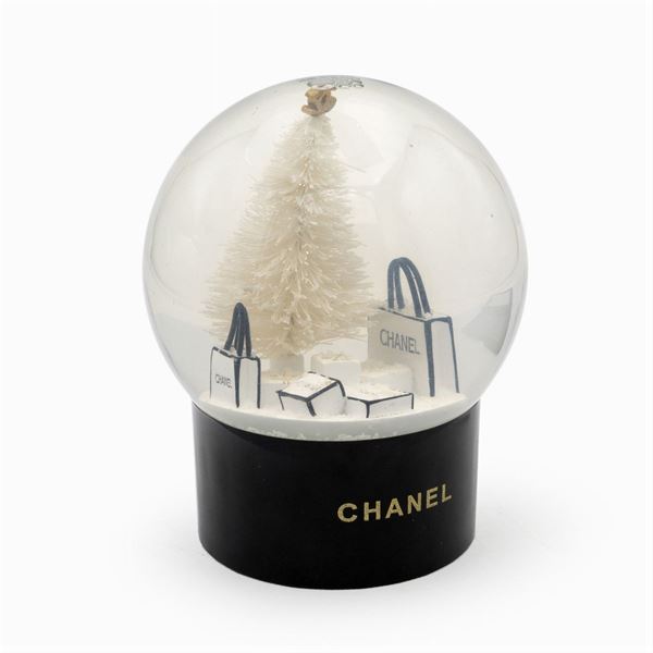 Chanel, palla di neve