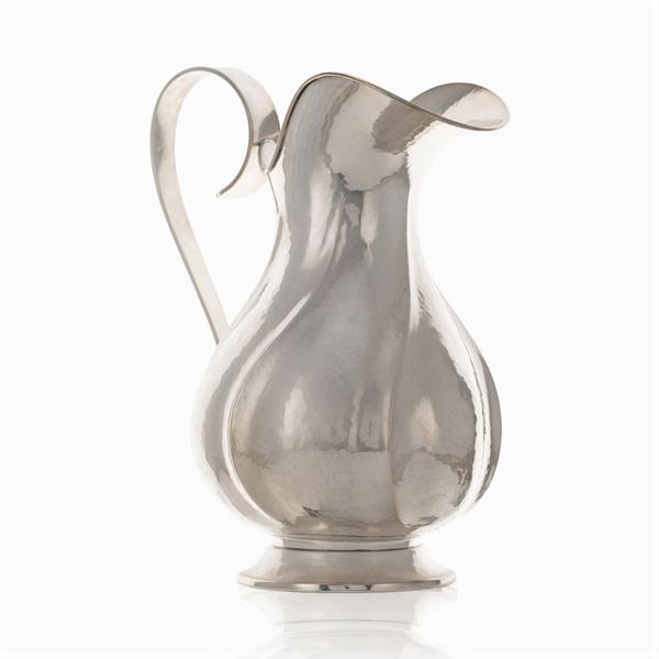 Caraffa in argento battuto