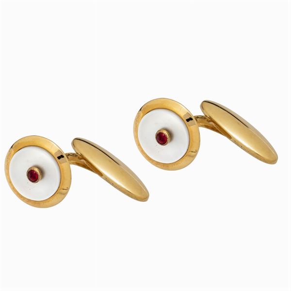 18kt yellow gold and mother of pearl round cufflinks