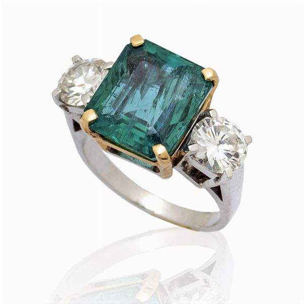 Anello in oro bianco e giallo 18kt con smeraldo naturale ct 4,40