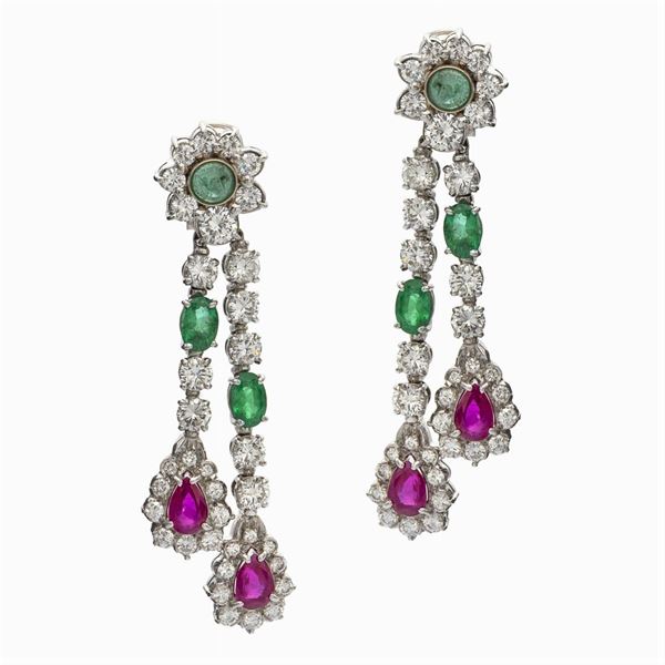 Orecchini pendenti in oro bianco 18kt diamanti, rubini e smeraldi