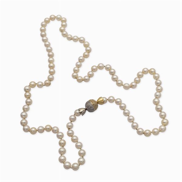 Lunga collana ad un filo di perle coltivate