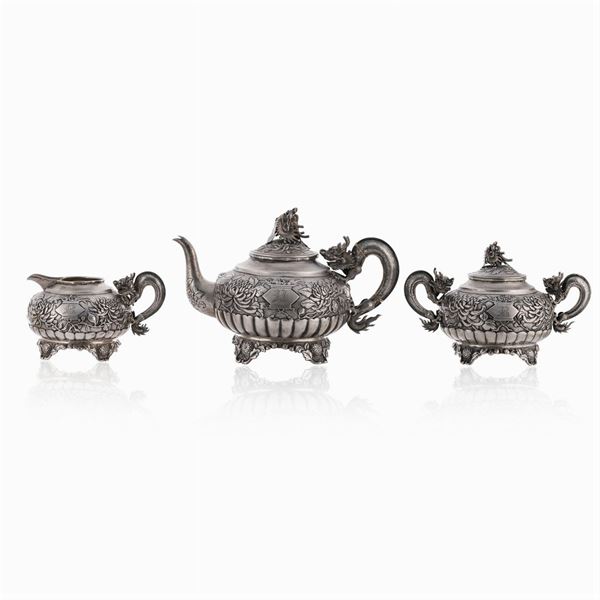 Silver tea service (3)  (China, early 20th century)  - Auction FINE SILVER AND ART OF THE TABLE - Colasanti Casa d'Aste