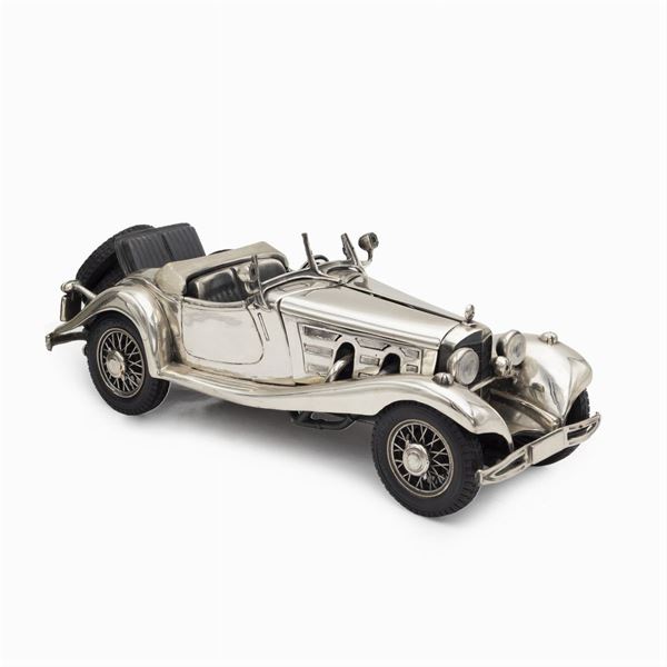 Modello di automobile d'epoca in argento