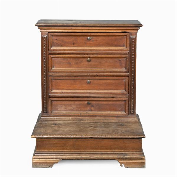 Walnut kneeler  (Italy, late 19th century)  - Auction Old Master Paintings, Furniture, Sculpture and  Works of Art - Colasanti Casa d'Aste