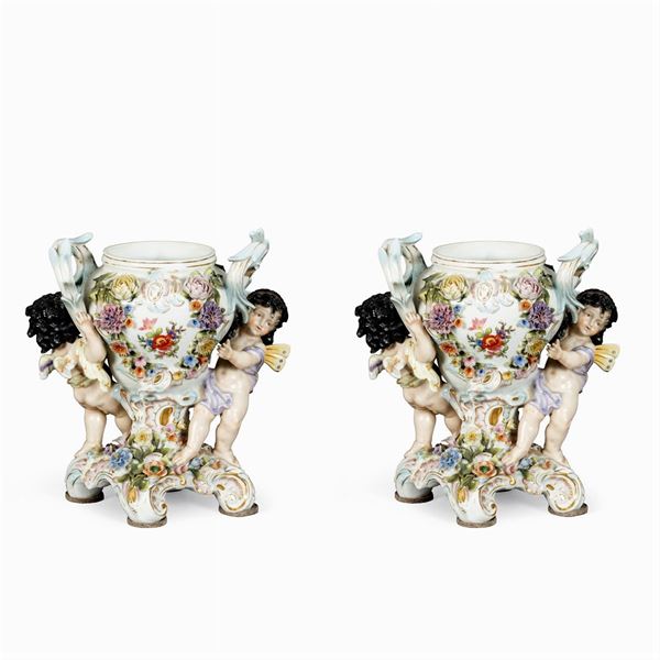 Coppia di vasi in porcellana policroma  (Italia, XX Sec.)  - Asta Dipinti Antichi, Arredi, Sculture e Oggetti d'Arte - Colasanti Casa d'Aste