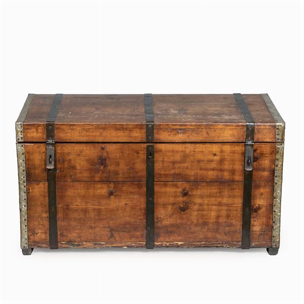 Baule in legno e metallo