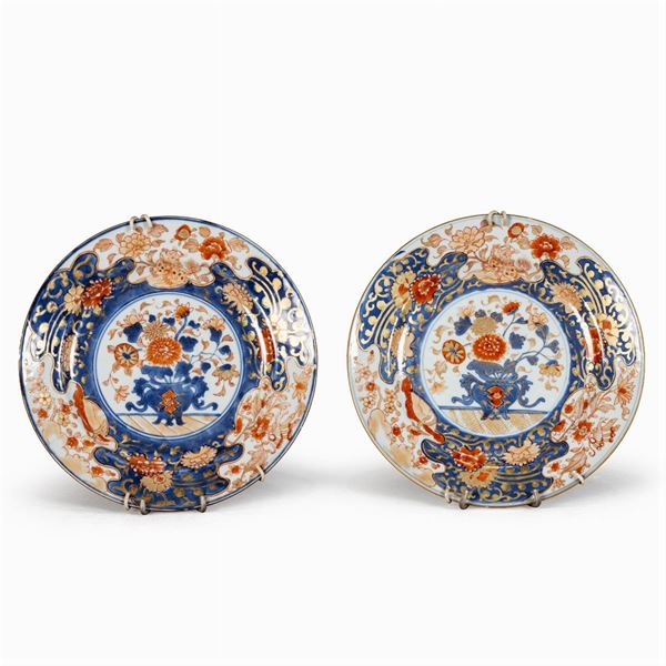 Coppia di piatti in porcellana Imari  (Cina, 1750 circa)  - Asta Dipinti Antichi, Arredi, Sculture e Oggetti d'Arte - Colasanti Casa d'Aste