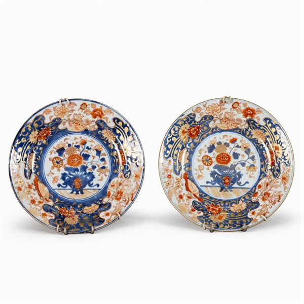 Coppia di piatti in porcellana Imari