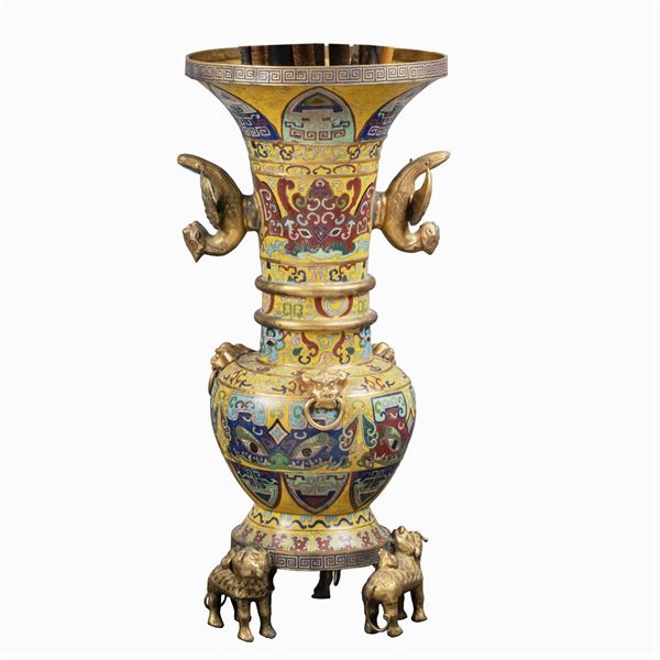 Vaso in bronzo e smalto cloisonnè  (Cina, XX Sec.)  - Asta Dipinti Antichi, Arredi, Sculture e Oggetti d'Arte - Colasanti Casa d'Aste