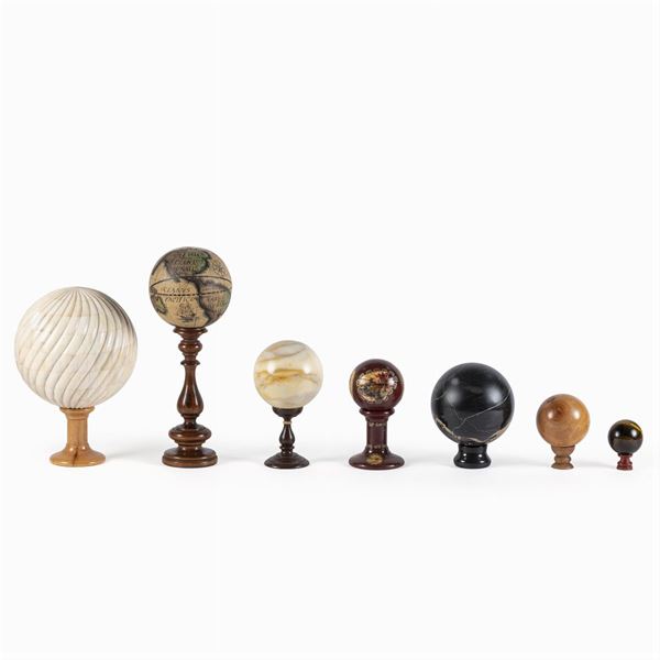 Gruppo di sfere in materiali diversi (7)  (Italia, XX Sec.)  - Asta Dipinti Antichi, Arredi, Sculture e Oggetti d'Arte - Colasanti Casa d'Aste