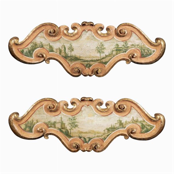 Coppia di fregi in legno laccato e dorato