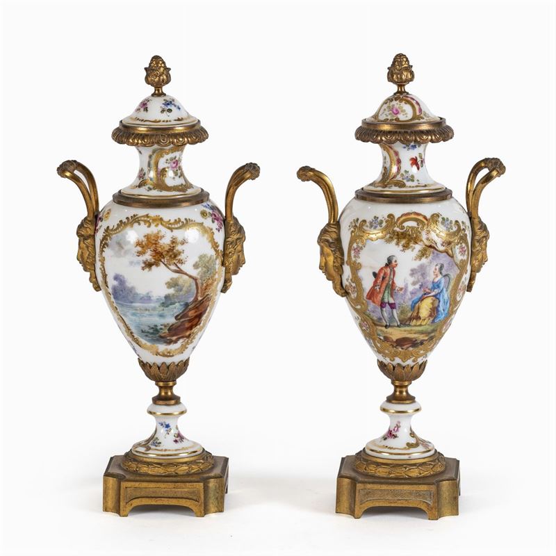 Coppia di Vasi in Porcellana e Bronzo Dorato