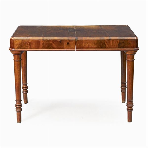 Walnut table  (Italy, early 20th century)  - Auction Old Master Paintings, Furniture, Sculpture and  Works of Art - Colasanti Casa d'Aste