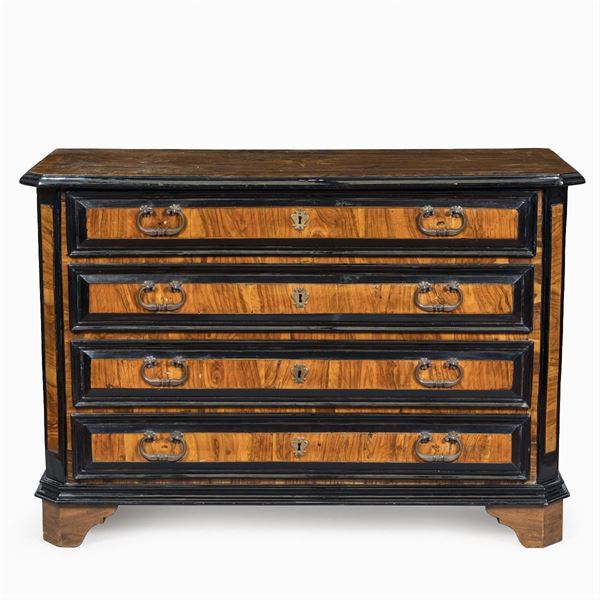 Walnut and olive wood chest of drawers  (Italy, 18th century)  - Auction Old Master Paintings, Furniture, Sculpture and  Works of Art - Colasanti Casa d'Aste
