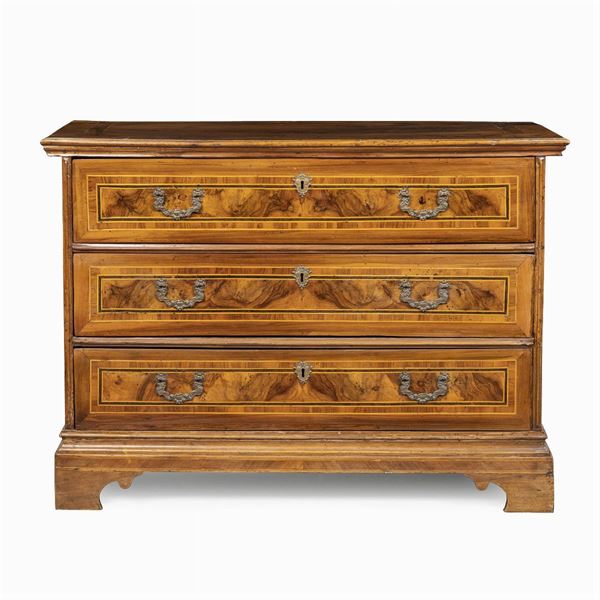 Walnut chest of drawers  (Italy, 18th century,)  - Auction Old Master Paintings, Furniture, Sculpture and  Works of Art - Colasanti Casa d'Aste