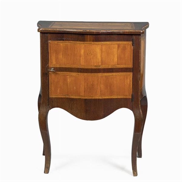 Piccola credenza in legni vari