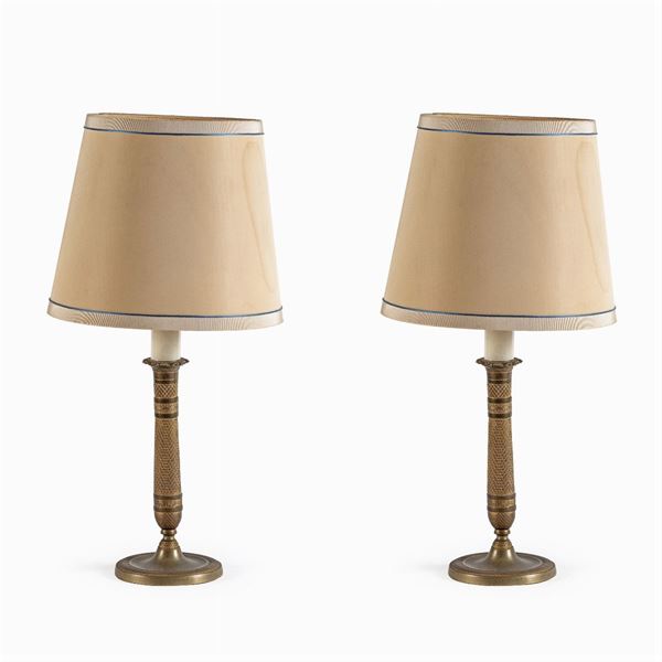 Coppia di candelieri elettrificati in bronzo dorato