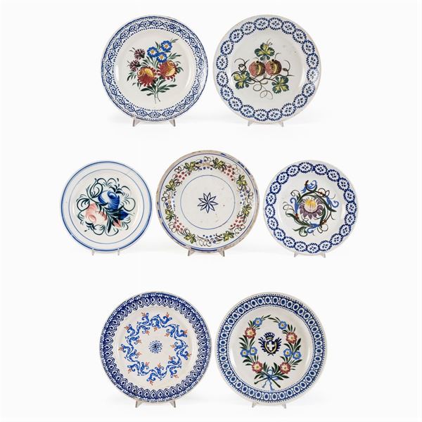 Collezione di sette piatti in maiolica