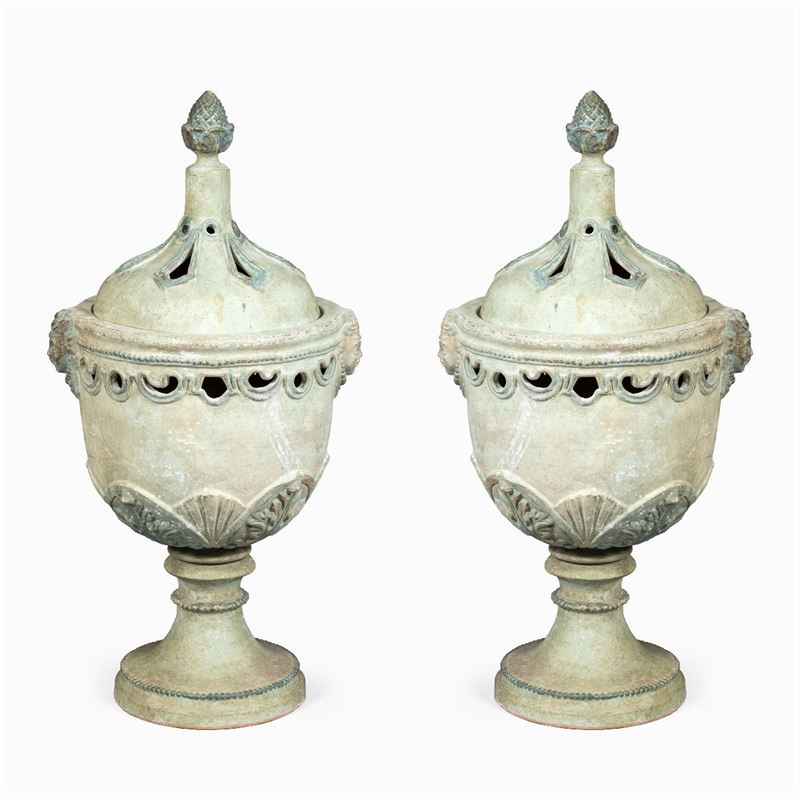 Coppia di Vasi in Terracotta Dipinta in Policromia