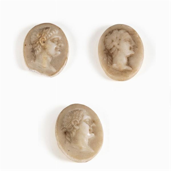 Tre cammei in marmo bianco
