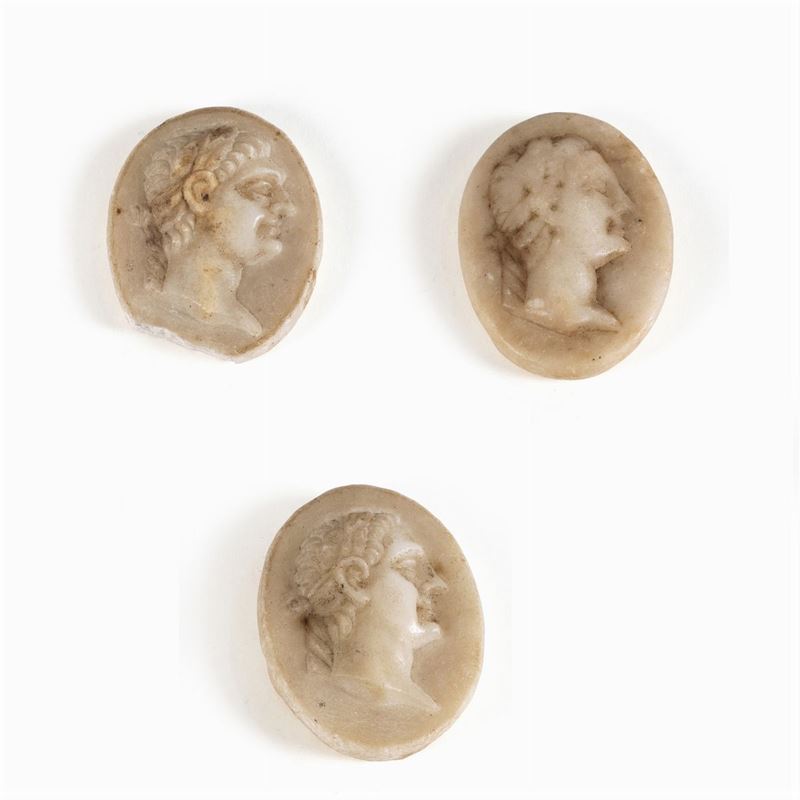 Tre Cammei in Marmo Bianco