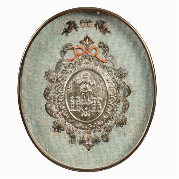 Placca in metallo argentato e corallo