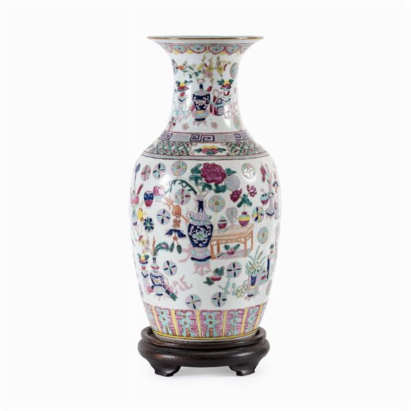 Pink Family vase in polychrome porcelain  (China, mid-20th century)  - Auction Old Master Paintings, Furniture, Sculpture and  Works of Art - Colasanti Casa d'Aste