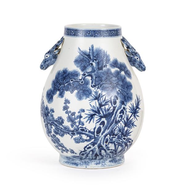 Vaso a forma Hu in porcellana bianco e blu  (Cina, Dinastia Qing, XIX Sec.)  - Asta Dipinti Antichi, Arredi, Sculture e Oggetti d'Arte - Colasanti Casa d'Aste