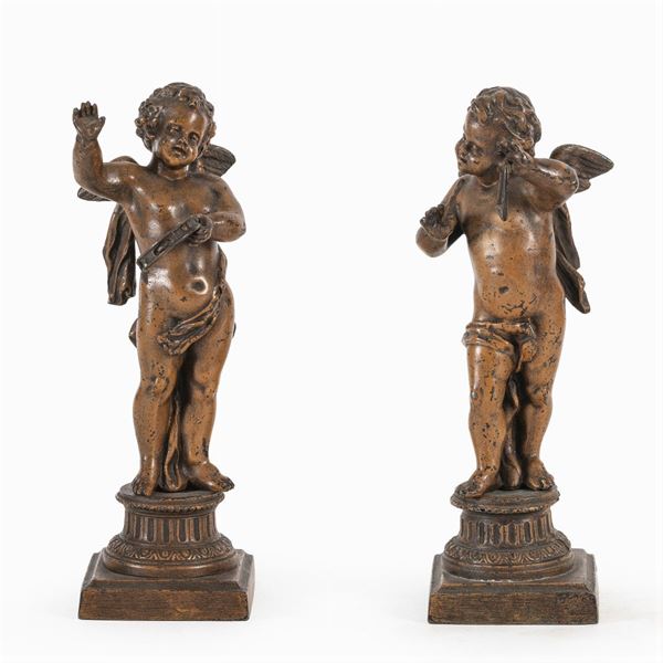 Coppia di putti in metallo patinato