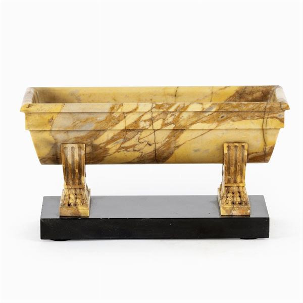 Modello di vasca in marmo giallo antico  (Italia, XX Sec.)  - Asta Dipinti Antichi, Arredi, Sculture e Oggetti d'Arte - Colasanti Casa d'Aste