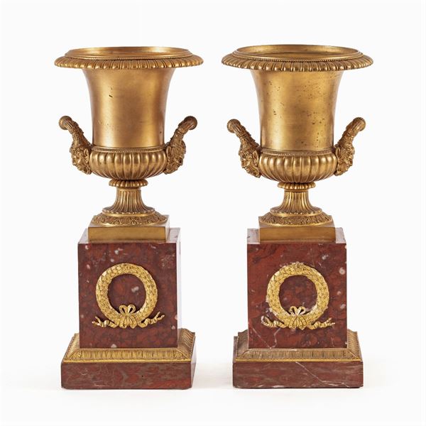 Coppia di vasi in bronzo dorato e marmo