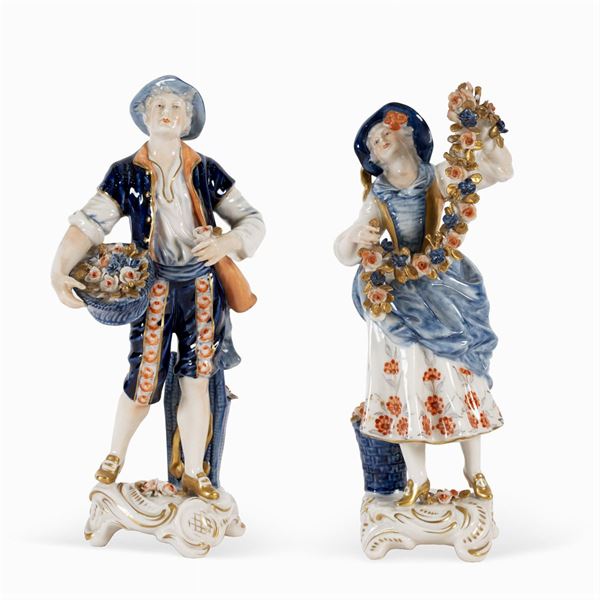 Coppia di sculture in porcellana policroma